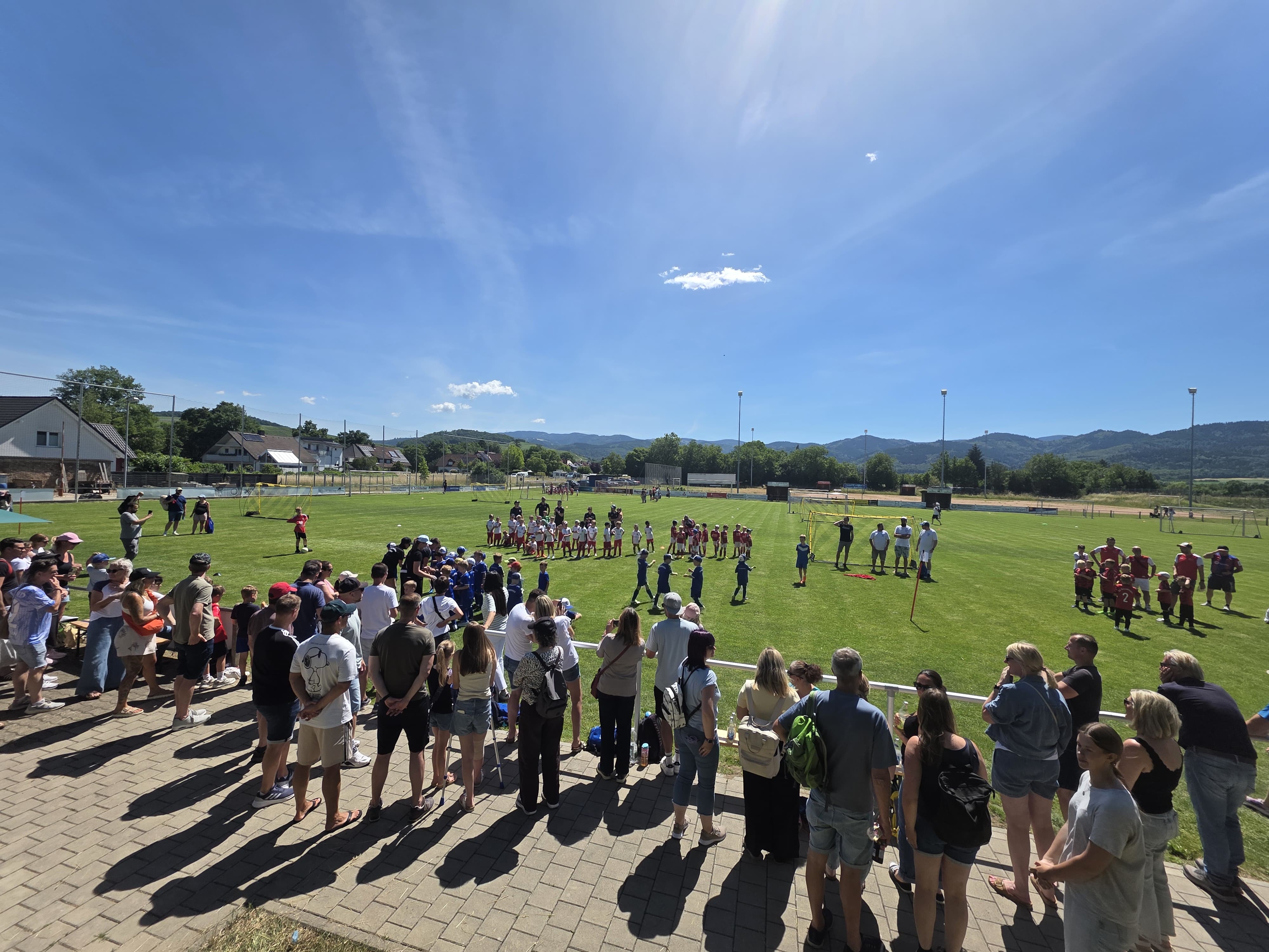 Überblick über den Kinderfußball-Heimspieltag auf dem Sportgelände der SPVGG Ehrenkirchen