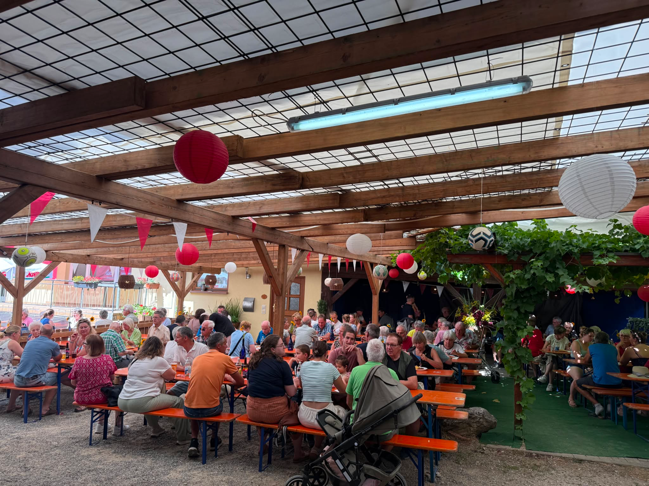 Lorenzemärt-Hock 2026 der SPVGG Ehrenkirchen in Ehrenstetten – voll besetzte Biergartenbänke unter festlicher Dekoration